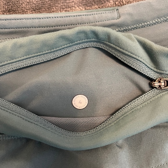 Lululemon Speed Up Short 2.5" (Size 4) - Picture 3 of 3